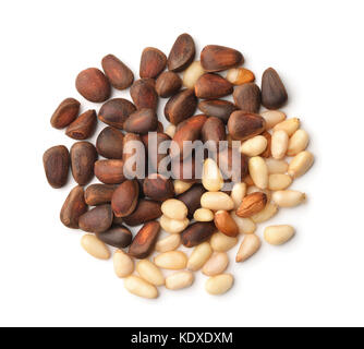 Vue de dessus de pine nuts isolated on white Banque D'Images