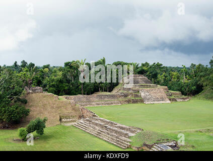 Altun ha ruines mayas dans la forêt tropicale du Belize Banque D'Images