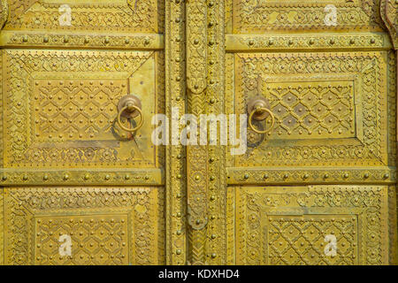 Jaipur, Inde - le 19 septembre 2017 : porte d'or dans la région de palais de la ville. Jaipur, Inde Banque D'Images