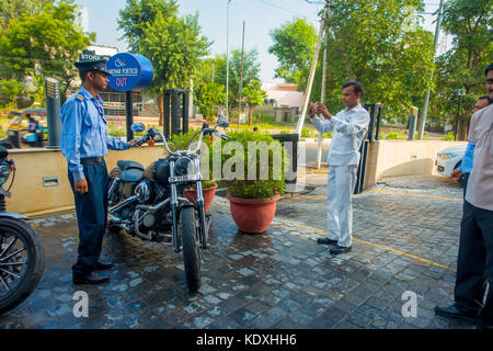 Delhi, Inde - le 19 septembre 2017 : un homme à cheval sa moto Harley Davidson, membre du moto club dans le sreets de Delhi moto Royal Enfield, voyageant à Delhi Banque D'Images