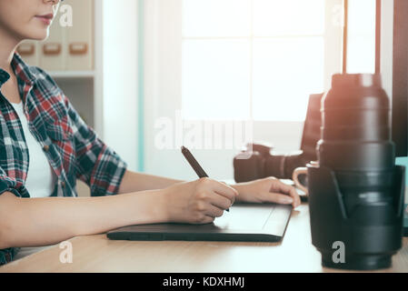 Photo gros plan de belle belle fille employé de bureau à l'aide de tablette numérique la photographie pour les entreprises d'édition de dessin photo stock company vendant dans modern Banque D'Images