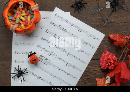Vue de dessus de l'avion et une note de musique festival d'halloween concept background.trick or treat bol et les éléments de décorations sur table moderne marron.mix vari Banque D'Images