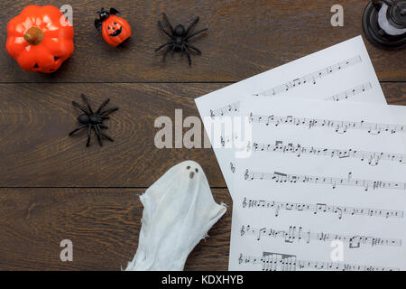 Vue de dessus de l'avion et une note de musique festival d'halloween concept fond d'articles de décorations de fête.Le tableau moderne marron.mélanger divers idée de l'objet Banque D'Images