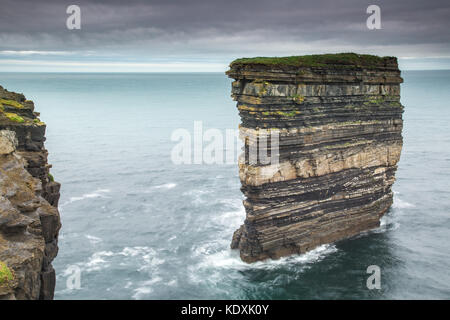 Dun briste pile la mer à Downpatrick head, Co.Mayo Banque D'Images