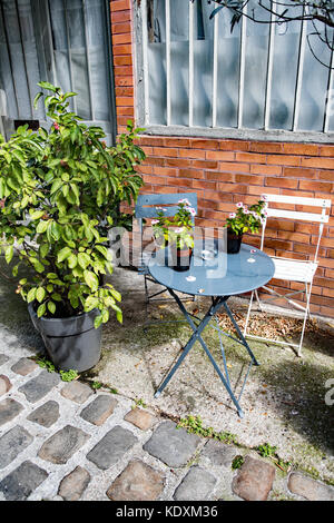 Table et chaises colorées dans la rue Banque D'Images