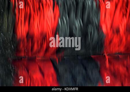 Système de volets en rotation dans un lavage de voiture, lavage de voiture abstrait en rouge et noir Banque D'Images