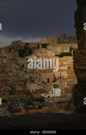 Les rues de la ville erice prise depuis le sommet de la vieille tour. à partir d'une série de photos de voyage en Sicile, Italie. photo date : vendredi, Septembre Banque D'Images