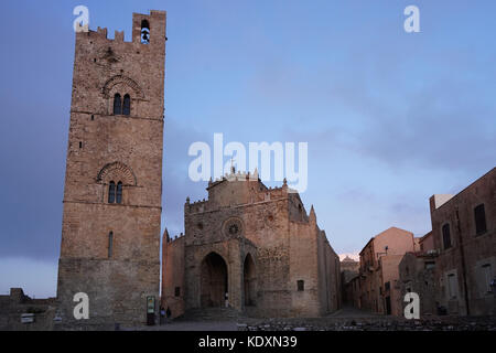 L'ancien clocher et la cathédrale de la ville de Erice. à partir d'une série de photos de voyage en Sicile, Italie. photo date : vendredi, 29 septembre, 201 Banque D'Images