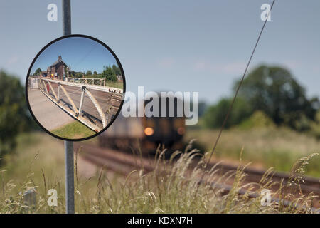 Northern Rail train station Hammerton approches sprinter(reflétée dans le miroir) avec le 1254 Leeds - York via Harrogate Banque D'Images