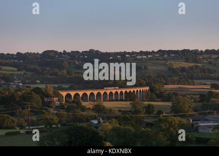 Le New York 2017 - Leeds via Harrogate Northern rail train passe Wharfedale viaduc sur le quai de la rivière près de Pannal Banque D'Images