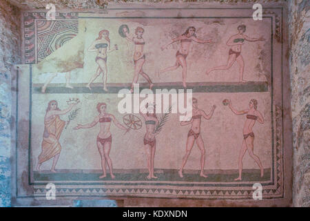 Une vue de mosaïques romaines représentant des athlètes féminines d'une collection pour le meilleur au monde à Piazza Armerina. à partir d'une série de trav Banque D'Images