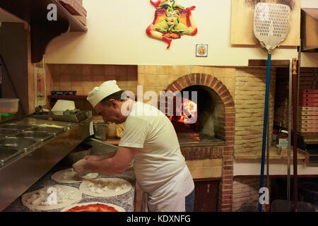 Un chef de pizza dans un restaurant de la Piazza Armerina. à partir d'une série de photos de voyage en Sicile, Italie. photo date : Jeudi, 5 octobre, 2017). Banque D'Images