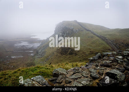 Mur d'Hadrien, sur un jour d'hiver brumeux, en Angleterre. Banque D'Images