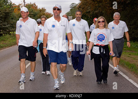 Sir Ian botham sur sa charité à pied à Stratford-upon-Avon (costaud's great british à pied - contre la leucémie) avec son fils Liam(short noir) Banque D'Images