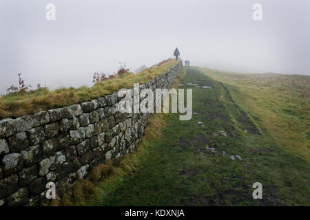 Marcher le long mur d'Hadrien, sur un jour d'hiver brumeux de l'Angleterre. Banque D'Images