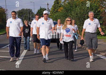 Sir Ian botham sur sa charité à pied à Stratford-upon-Avon (costaud's great british à pied - contre la leucémie) avec son fils Liam(short noir) Banque D'Images