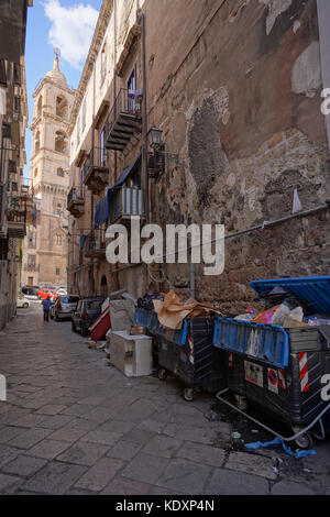 Les ordures dans les rues de la vieille ville de Palerme. à partir d'une série de photos de voyage en Sicile, Italie. photo date : lundi 9 octobre 2017. crédit photo Banque D'Images