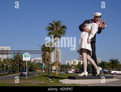 "Capitulation sans condition" est une sculpture revêtement antiadhésif peint par J. Seward Johnson qui est inspirée d'une célèbre photographie d'un marin de la marine américaine s'embrasser une infirmière à New York Times Square au cours de la VJ Day parade le 14 août 1945, qui a célébré la reddition du Japon et la fin de la Seconde Guerre mondiale. Le 25 pieds de haut statue est exposé en permanence à Bayfront Park à Sarasota, Floride, USA. Banque D'Images