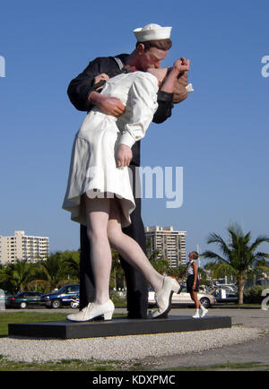 "Capitulation sans condition" est une sculpture revêtement antiadhésif peint par J. Seward Johnson qui est inspirée d'une célèbre photographie d'un marin de la marine américaine s'embrasser une infirmière à New York Times Square au cours de la VJ Day parade le 14 août 1945, qui a célébré la reddition du Japon et la fin de la Seconde Guerre mondiale. Le 25 pieds de haut statue est exposé en permanence à Bayfront Park à Sarasota, Floride, USA. Banque D'Images