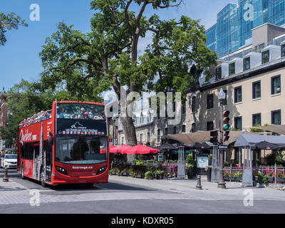 Un tour bus passe boutiques et restaurants le long de la rue Grande Allée Est, Québec, Canada. Banque D'Images