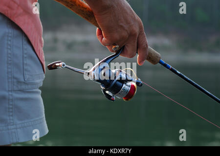 Les poissons pour une femme de son crapet bateau sur le lac Sam Rayburn près de Jasper au Texas Banque D'Images