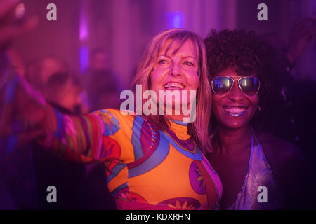 Les fêtards à l'éclat de la résistance perdue dans disco club nuit doté du haus d'eden burlesque danseuses au bush Hall à Londres. photo date : saturd Banque D'Images