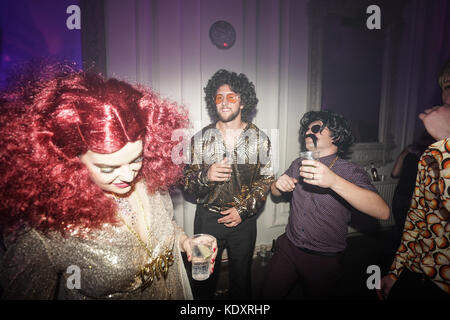 Les fêtards à l'éclat de la résistance perdue dans disco club nuit doté du haus d'eden burlesque danseuses au bush Hall à Londres. photo date : saturd Banque D'Images