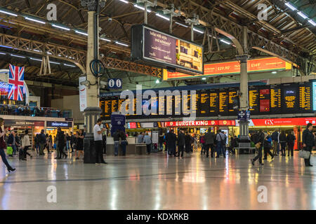 La gare Victoria de Londres, Angleterre, RU Banque D'Images