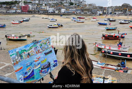 Artiste peignant le port de St Ives, marée dans quand a commencé mais maintenant dehors.Cornwall.UK. Banque D'Images