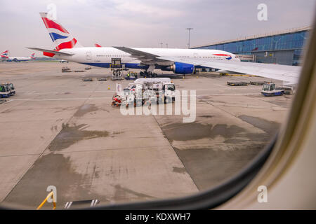 Le terminal 5 de Heathrow, Londres, UK- 25 septembre 2017 : la vue de la fenêtre de l'avion de British Airways avion en cours de préparation pour le prochain voyage d'horizontale. Banque D'Images