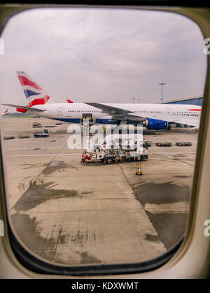 Le terminal 5 de Heathrow, Londres, UK- 25 septembre 2017 : la vue de la fenêtre de l'avion de British Airways avion en cours de préparation pour le prochain voyage. jour vertical Banque D'Images