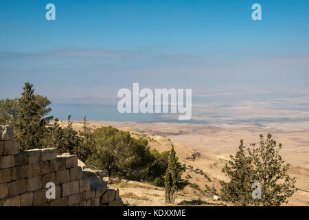 Le Mont Nebo site religieux, la Jordanie, le désert en direction d'Israël et la Mer Morte dans la distance, comme vu par Moïse dans le récit biblique de la terre promise Banque D'Images