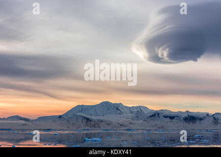 Coucher de soleil sur les montagnes de glaciers et icebergs à la dérive du détroit de Lemaire, de l'antarctique Banque D'Images