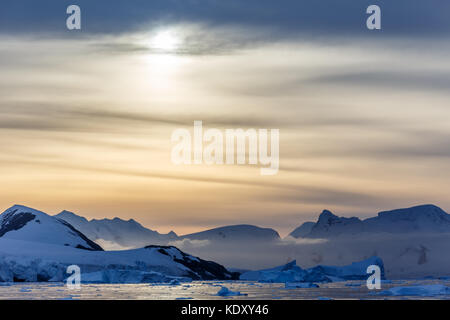 Coucher de soleil sur les montagnes de glaciers et icebergs à la dérive du détroit de Lemaire, de l'antarctique Banque D'Images