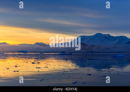 Coucher de soleil sur la lagune idyllique avec des montagnes et des icebergs dans l'arrière-plan à l'antarctique, du détroit de lemaire Banque D'Images