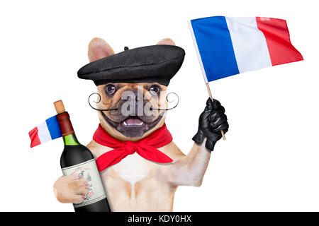 Bouledogue français avec le vin rouge et beret hat, isolé sur fond blanc, brandissant un drapeau de la france Banque D'Images