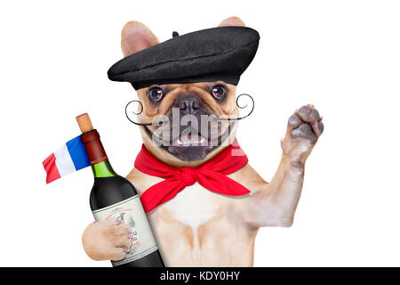 Bouledogue français avec le vin rouge et beret hat, isolé sur fond blanc, agitant paw ou haute cinq Banque D'Images