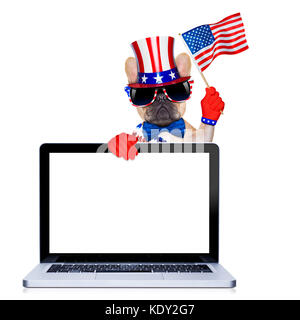 Bouledogue français chien agiter un drapeau de usa le jour de l'indépendance le 4 juillet , isolé sur fond blanc, derrière un écran pc ordinateur vide vide d Banque D'Images