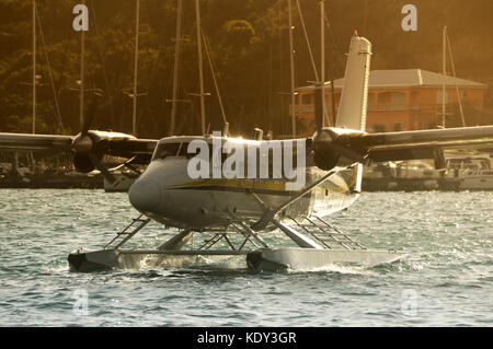 Hydravion bimoteur près de l'île exotique Banque D'Images