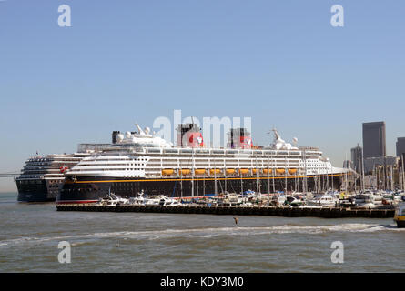 San Francisco - 2 octobre : disney wonder visites de navires de croisière de San Francisco, Californie le octiber 2, 2012. La chemise se prépare à repositionner à la Banque D'Images