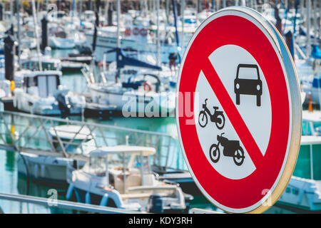 TALMONT SAINT HILAIRE, FRANCE - 23 septembre 2016 : dans le port de bourgenay un signe interdit l'accès aux voitures, motos et cyclomoteurs Banque D'Images