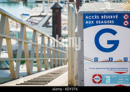 TALMONT SAINT HILAIRE, FRANCE - 23 septembre 2016 : a l'entrée d'un ponton du port de Bourgenay, un panneau où il est écrit en français - acc Banque D'Images