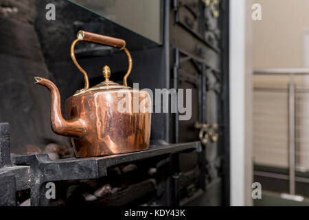 Vintage et cuivre antique électrique sur une cuisinière dans une cuisine traditionnelle anglaise au Royaume-Uni Banque D'Images