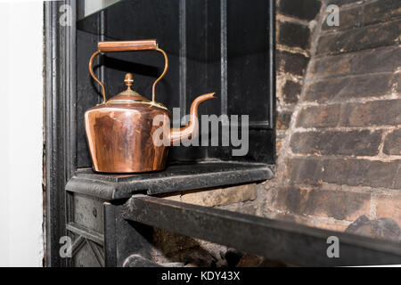 Vintage et cuivre antique électrique sur une cuisinière dans une cuisine traditionnelle Victorienne Banque D'Images