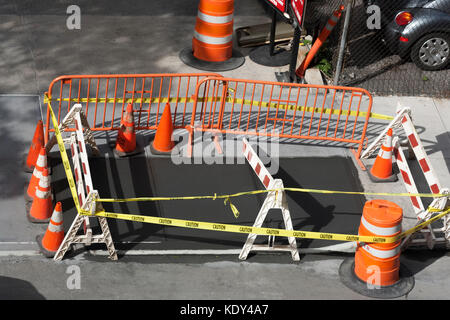 Barrière autour de ciment mouillé séchant sur un trottoir. Banque D'Images