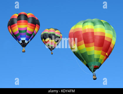 Trois ballons colorés sur fond de ciel bleu Banque D'Images
