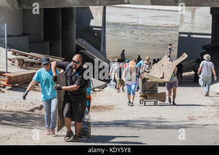 FoLAR's Los Angeles River nettoyage, la Gran Limpieza. Le 22 avril 2017. Le confluent de l'Arroyo Seco, Los Angeles, Californie Banque D'Images