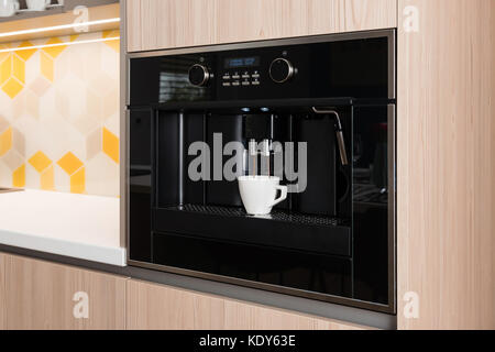 Machine à café encastrée dans la cuisine contemporaine Banque D'Images