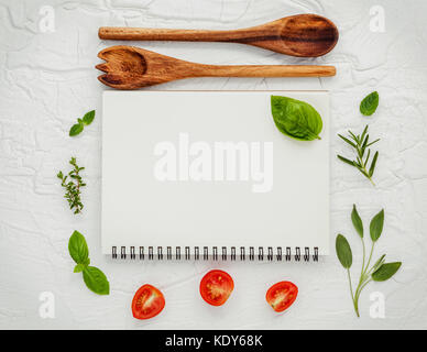 Contexte Les aliments et de l'alimentation menu design . divers ingrédients herbes basilic, sauge, romarin, thym citron, tomates cerises tranches de configuration à l'aide d'aucun blanc Banque D'Images