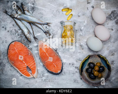 Sélection des sources alimentaires de graisses insaturées oméga 3 et vitamine e haut superfood. et de haute valeur nutritive pour les soins de santé. shishamo, saumon poisson fil Banque D'Images